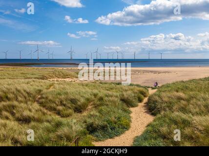 Le front de mer de sud Gare avec les éoliennes offshore à Redcar,Angleterre,UK Banque D'Images