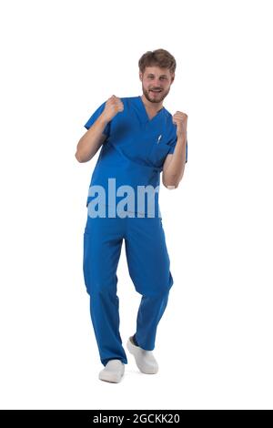 Jeune homme infirmière médicale travailleur de soins de santé tenant des poings isolés sur fond blanc portrait de studio pleine longueur Banque D'Images
