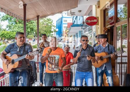 Groupe de musiciens cubains jouant la vie dans une cafétéria ou un restaurant patio, Las Tunas, Cuba, 2016 Banque D'Images