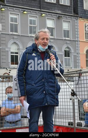 Bantry, West Cork, Irlande. 8 août 2021. Des milliers de personnes ont marché dans les rues de Bantry pour sauver l'hôpital général de Bantry . Crédit: Karlis Dzjamko/Alay Live News Banque D'Images