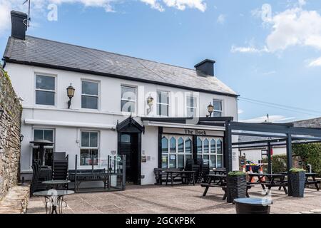 Kinsale, West Cork, Irlande. 9 août 2021. Le Dock Bar de Kinsale est l'une des deux entreprises de la ville qui a temporairement fermé en raison d'une éclosion présumée de COVID-19. Un panneau sur la fenêtre du bar aujourd'hui a simplement dit "fermé jusqu'à nouvel ordre". On ne sait pas quand la barre va rouvrir. Crédit : AG News/Alay Live News Banque D'Images