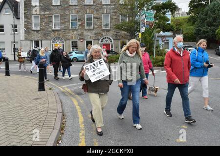 Bantry, West Cork, Irlande. 8 août 2021. Des milliers de personnes ont marché dans les rues de Bantry pour sauver l'hôpital général de Bantry . Crédit: Karlis Dzjamko/Alay Live News Banque D'Images