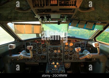 Région de Kiev, Ukraine - 16 juin 2018 : Aviation et aéronefs. Le poste de pilotage d'un ancien avion soviétique Yak-40 dans les rayons du soleil du soir. Petit avion Banque D'Images