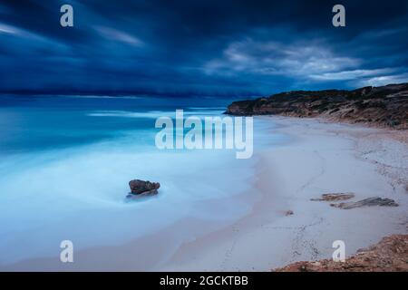 L'idyllique plage Number Sixteen avec une tempête à la tombée de la nuit à Rye, Victoria, Australie Banque D'Images