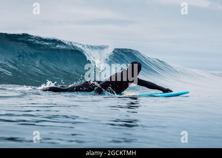 30 avril 2021. Anapa, Russie. Surfer en combinaison avec planche de surf en mer et vagues Banque D'Images