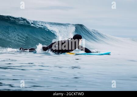 30 avril 2021. Anapa, Russie. Surfer en combinaison avec planche de surf en mer et vagues Banque D'Images