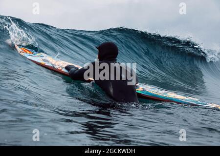 30 avril 2021. Anapa, Russie. Surfer en combinaison avec planche de surf en mer et vagues Banque D'Images