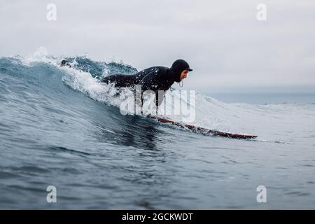 30 avril 2021. Anapa, Russie. Surfer en combinaison sur planche de surf à la vague du baril. Banque D'Images