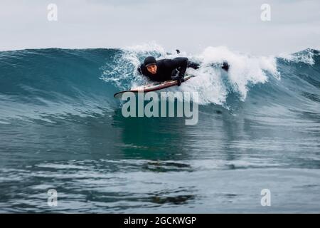 30 avril 2021. Anapa, Russie. Surfez en combinaison sur la planche de surf à la vague océanique. Banque D'Images