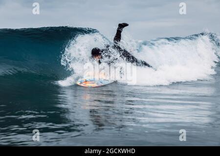 30 avril 2021. Anapa, Russie. Surfez en combinaison sur la planche de surf à la vague océanique. Banque D'Images