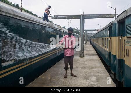 Dhaka, Bangladesh. 09e août 2021. Un employé de chemin de fer nettoie un train à la gare de Kamalapur. Les services de transport public sur terre, sur rail et sur les voies navigables doivent reprendre leurs activités après la fin du confinement de Covid-19. La Division du Cabinet a publié dimanche une circulaire confirmant que le verrouillage strict à l'échelle nationale ne sera pas prolongé au-delà de la date limite actuelle, le 10 août. Crédit : SOPA Images Limited/Alamy Live News Banque D'Images