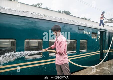 Dhaka, Bangladesh. 09e août 2021. Un employé de chemin de fer nettoie un train à la gare de Kamalapur. Les services de transport public sur terre, sur rail et sur les voies navigables doivent reprendre leurs activités après la fin du confinement de Covid-19. La Division du Cabinet a publié dimanche une circulaire confirmant que le verrouillage strict à l'échelle nationale ne sera pas prolongé au-delà de la date limite actuelle, le 10 août. (Photo de Sazzad Hossain/SOPA Images/Sipa USA) crédit: SIPA USA/Alay Live News Banque D'Images