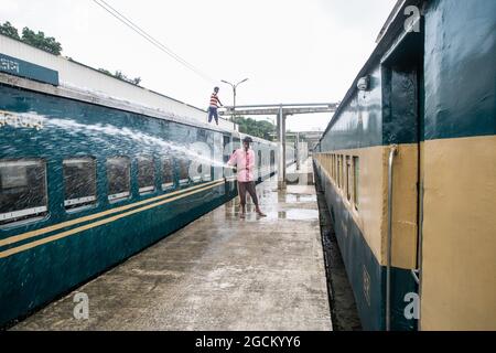 Dhaka, Bangladesh. 09e août 2021. Un employé de chemin de fer nettoie un train à la gare de Kamalapur. Les services de transport public sur terre, sur rail et sur les voies navigables doivent reprendre leurs activités après la fin du confinement de Covid-19. La Division du Cabinet a publié dimanche une circulaire confirmant que le verrouillage strict à l'échelle nationale ne sera pas prolongé au-delà de la date limite actuelle, le 10 août. (Photo de Sazzad Hossain/SOPA Images/Sipa USA) crédit: SIPA USA/Alay Live News Banque D'Images