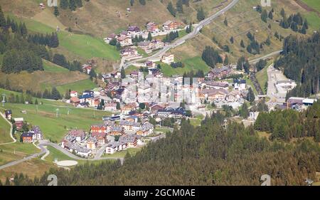 Vue sur Arabba, l'un des meilleurs centre de loisirs dolomiten, Sella ronda, Tirol du Sud, montagnes italiennes, Italie Banque D'Images