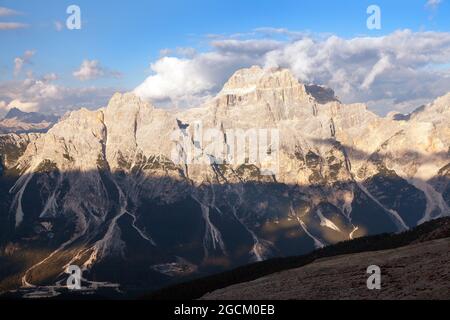 Vue en soirée sur le gruppo del Sorapis, le Tyrol du Sud, les dolomites, l'Italie Banque D'Images