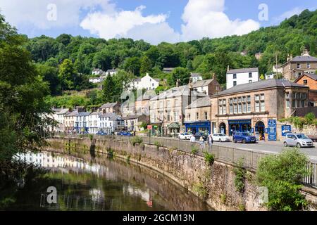 Centre-ville de Matlock avec boutiques et cafés le long de la rivière Derwent North Parade Derbyshire Angleterre GB Europe Banque D'Images