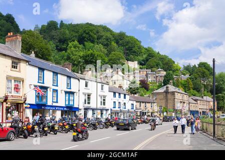 Centre-ville de Matlock Bath avec boutiques et cafés et beaucoup de motards avec motos scooters North Parade Derby Road (A6) Derbyshire Angleterre Royaume-Uni GB Europe Banque D'Images