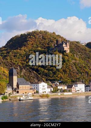 Château de Katz surplombant la ville de Saint Goarshausen sur le Rhin en Allemagne Banque D'Images