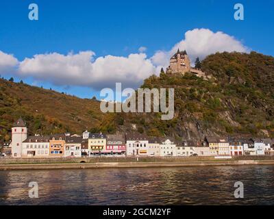 Château de Katz surplombant la ville de Saint Goarshausen sur le Rhin en Allemagne Banque D'Images