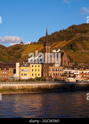 Rhénanie. Deux églises allemandes sur le Rhin. L'un dans la ville de Bacharach sur la rive de la rivière l'autre sur la colline surplombant le tow Banque D'Images