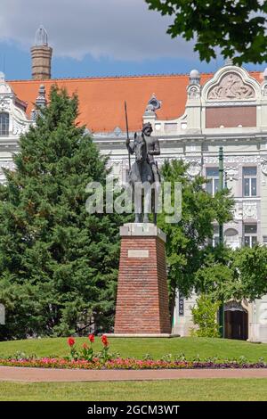 Szeged, Hongrie - 16 juin 2021: Statue équestre du roi Bela IV. Au parc Szeged, Hongrie. Banque D'Images