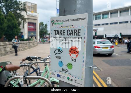 Londres - août 2021 : panneau d'information Covid 19 à Ealing Broadway, ouest de Londres Banque D'Images