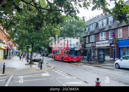 Londres 2021 août : boutiques Pitshanger Lane, une rue animée de boutiques indépendantes à Ealing, dans l'ouest de Londres Banque D'Images