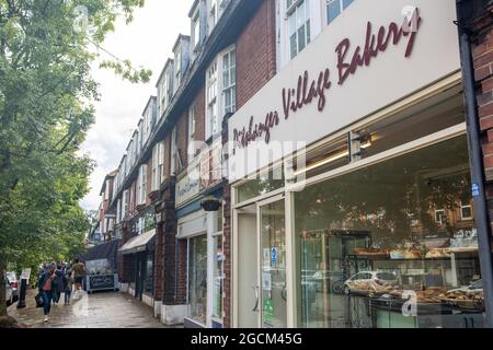 Londres 2021 août : boutiques Pitshanger Lane, une rue animée de boutiques indépendantes à Ealing, dans l'ouest de Londres Banque D'Images