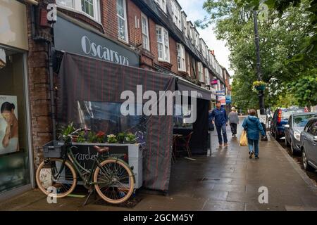 Londres 2021 août : boutiques Pitshanger Lane, une rue animée de boutiques indépendantes à Ealing, dans l'ouest de Londres Banque D'Images