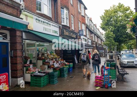 Londres 2021 août : boutiques Pitshanger Lane, une rue animée de boutiques indépendantes à Ealing, dans l'ouest de Londres Banque D'Images