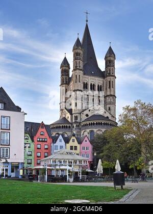 Des bâtiments colorés et intéressants dont une église décorative sur les rives du Rhin à Cologne en Allemagne Banque D'Images