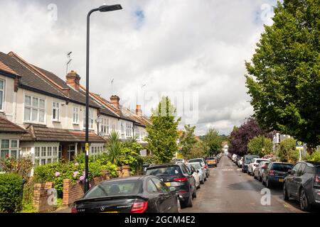 Ealing, Londres - rue typique de maisons mitoyennes dans le quartier de banlieue ouest de Londres Banque D'Images