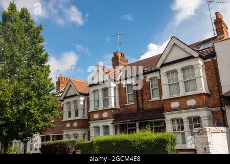 Ealing, Londres - rue typique de maisons mitoyennes dans le quartier de banlieue ouest de Londres Banque D'Images