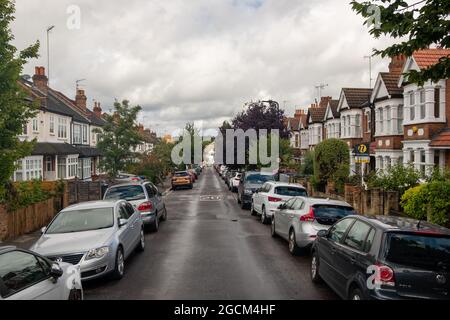 Ealing, Londres - rue typique de maisons mitoyennes dans le quartier de banlieue ouest de Londres Banque D'Images