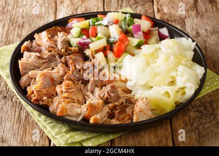Porc hawaïen de Kalua avec du chou en sauce et de la salade fraîche dans une assiette sur la table. Horizontale Banque D'Images