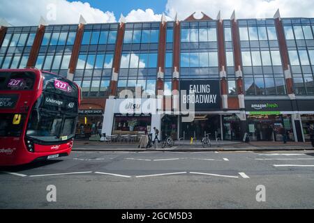 Londres- août 2021: Ealing Broadway centre commercial à l'ouest de Londres Banque D'Images