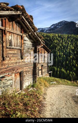 Vieilles granges traditionnelles dans un village des Alpes suisses Banque D'Images