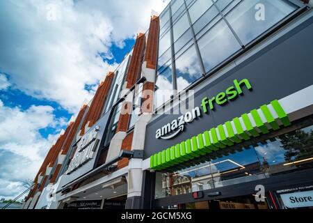 Londres- août 2021: Amazon Fresh magasin à Ealing Broadway dans l'ouest de Londres- till - moins d'épicerie et premier de son genre au Royaume-Uni Banque D'Images