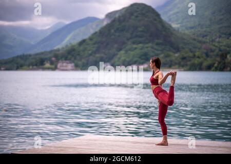 Jeune femme blonde belle tenue élégante debout studio regardant la caméra Banque D'Images