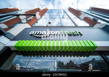 Londres- août 2021: Amazon Fresh magasin à Ealing Broadway dans l'ouest de Londres- till - moins d'épicerie et premier de son genre au Royaume-Uni Banque D'Images