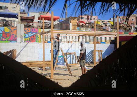 Gaza. 28 juillet 2021. De jeunes Palestiniens travaillent dans un café écologique sur la plage de Gaza, le 28 juillet 2021. POUR ALLER AVEC "Feature: Les Palestiniens construisent un café écologique pour la sensibilisation au recyclage des déchets" Credit: Rizek Abdeljawad/Xinhua/Alamy Live News Banque D'Images