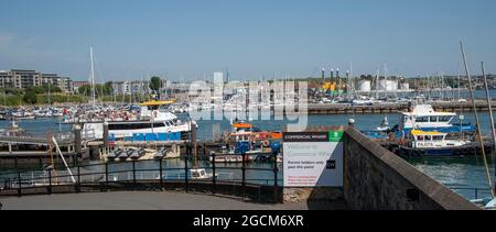 Plymouth, Devon, Angleterre, Royaume-Uni. 2021. Le quai commercial près de la région de Barbican, conduit à des bateaux touristiques et des ferries pour les excursions en bateau, croisières de Banque D'Images