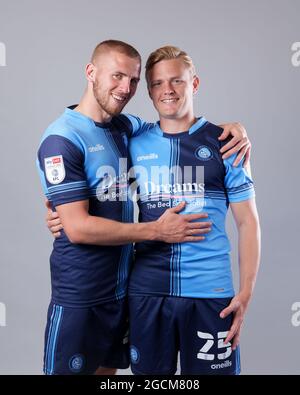 High Wycombe, Royaume-Uni. 03ème août 2021. Jason McCarthy et Alex Samuel de Wycombe Wanderers lors de la journée médiatique de Wycombe Wanderers, y compris les coups de tête et la formation du personnel à Adams Park, High Wycombe, en Angleterre, le 3 août 2021. Photo d'Andy Rowland. Crédit : Prime Media Images/Alamy Live News Banque D'Images