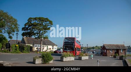 Cremyll, Cornouailles, Angleterre, Royaume-Uni. 2021. Un bus à impériale rouge attendant au sommet de la cale du ferry avant de partir pour Plymouth, Devon Banque D'Images