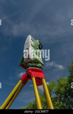 Machine pour les arpenteurs avec ciel bleu et arbres verts en journée de couleur ensoleillée Banque D'Images