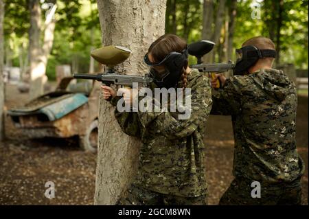 Les guerriers tirent avec des pistolets de paintball, jeu d'équipe Banque D'Images