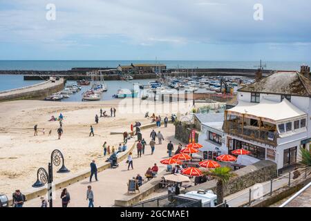 Lyme Regis Dorset, vue sur la plage et le port de Lyme Regis avec la célèbre rafle visible au loin, Dorset, Angleterre, Royaume-Uni Banque D'Images