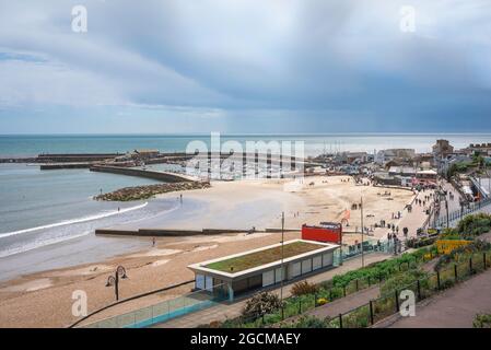 Côte de Dorset, vue sur la plage et le port de Lyme Regis avec la célèbre rafle visible au loin, Dorset, Angleterre, Royaume-Uni Banque D'Images