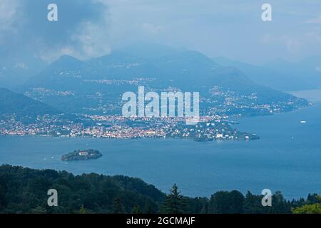 Vue sur Verbania et Isola Madre depuis le Mont Mottarone Lac majeur, Piémont, Italie Banque D'Images