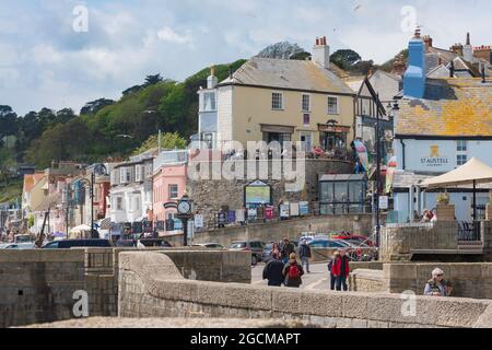 Dorset côte, vue des personnes marchant le long de la paroi de la mer à Rock point sur le bord de Lyme Regis, Dorset, Angleterre, Royaume-Uni Banque D'Images